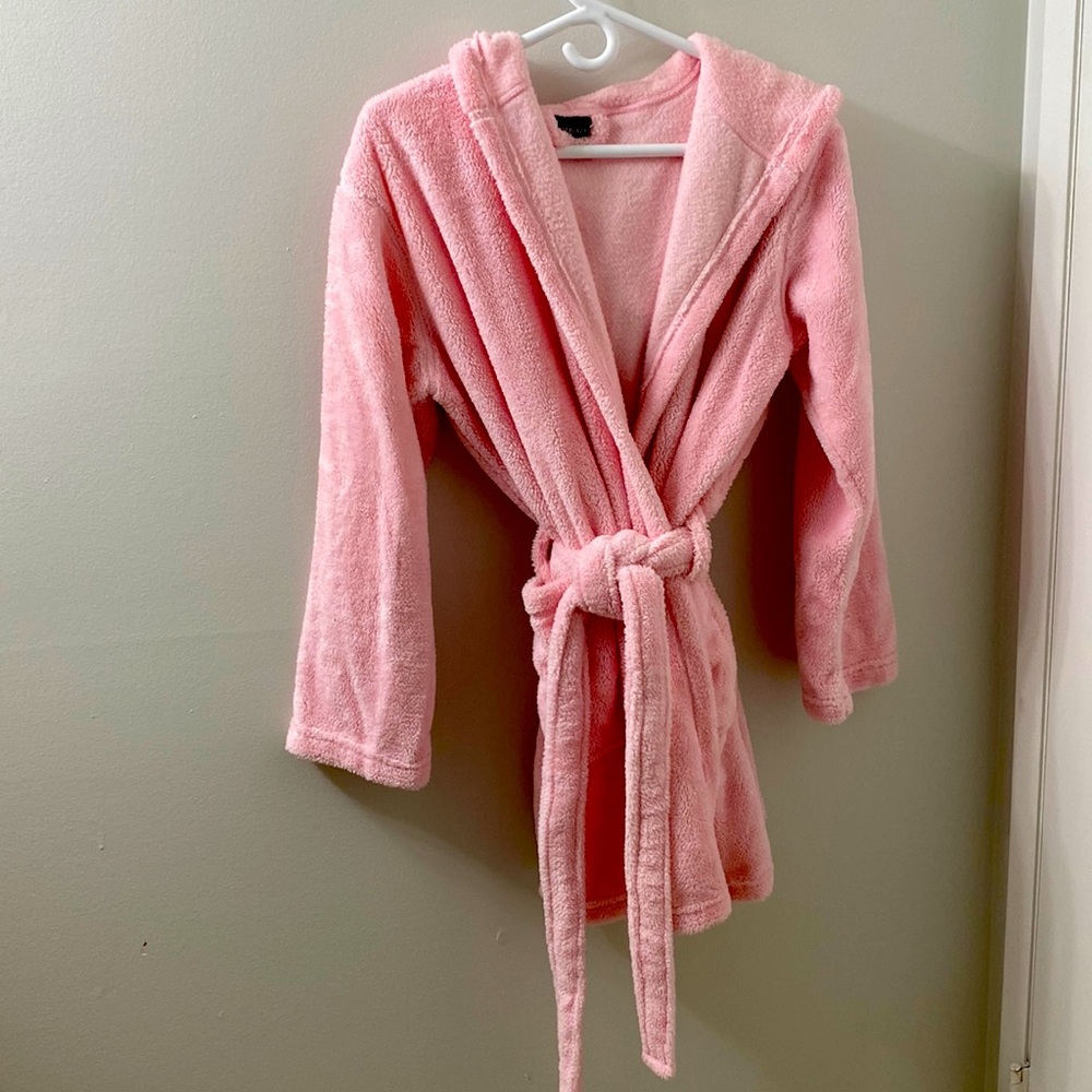 I am selling a robe.